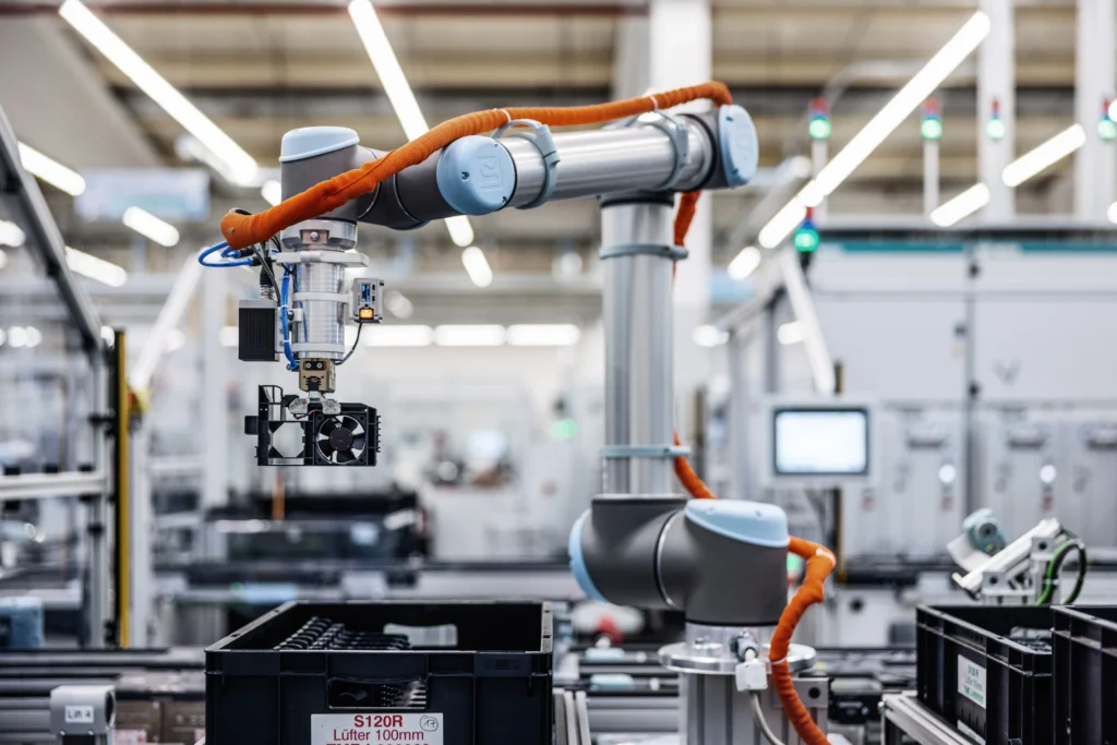 Robot công nghiệp trong nhà máy Siemens